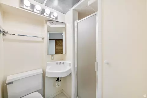Bath - 958 E Tritoma Ave, Sandy, UT 84094 photo 3 of 3