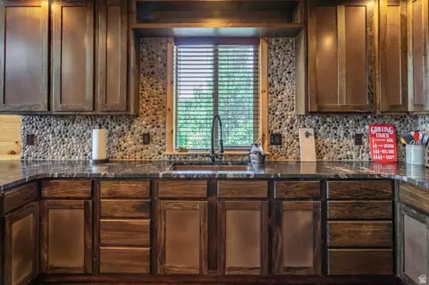 Kitchen - 2450 E Oak Tree Dr #1, Virgin, UT 84779 photo 4 of 7