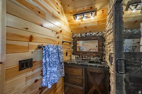 Bath - 2450 E Oak Tree Dr #1, Virgin, UT 84779 photo 2 of 6
