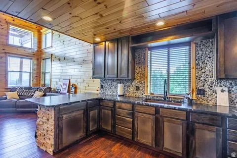 Kitchen - 2450 E Oak Tree Dr #1, Virgin, UT 84779 photo 5 of 7