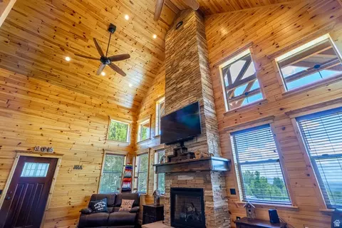 Living - 2450 E Oak Tree Dr #1, Virgin, UT 84779 photo 4 of 6