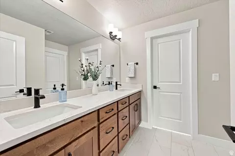 Bath - 754 W 400 N, Mapleton, UT 84664 photo 14 of 19