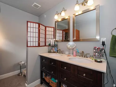 Bath - 4028 S 1400 E, Millcreek, UT 84124 photo 2 of 4