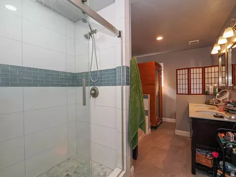 Bath - 4028 S 1400 E, Millcreek, UT 84124 photo 3 of 4