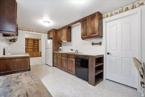 Kitchen - 512 E 90 N, Orem, UT 84097 photo 4 of 4