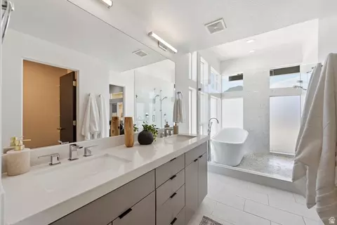 Bath - 3272 S 2000 E, Millcreek, UT 84109 photo 2 of 4