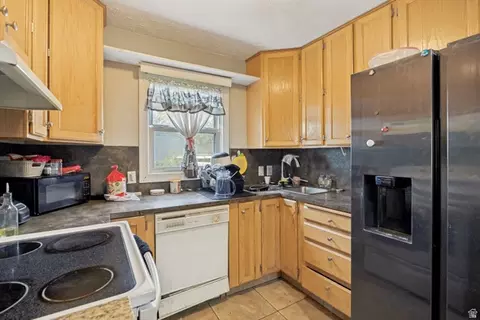 Kitchen - 704 Robins Ave, Ogden, UT 84404 photo 1 of 2