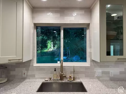 Kitchen - 340 W Willow Ridge Cir N, Centerville, UT 84014 photo 3 of 4