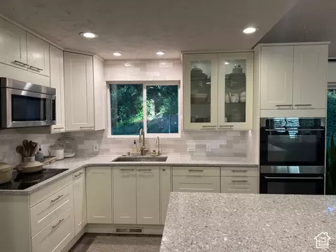 Kitchen - 340 W Willow Ridge Cir N, Centerville, UT 84014 photo 2 of 4