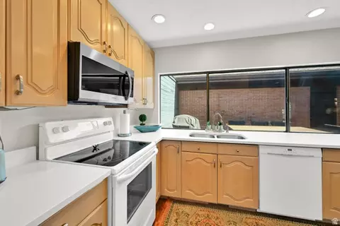 Kitchen - 2314 S Ridgewood Way, Bountiful, UT 84010 photo 2 of 2