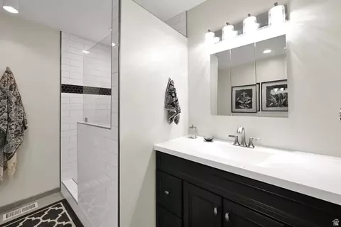 Bath - 2314 S Ridgewood Way, Bountiful, UT 84010 photo 2 of 4