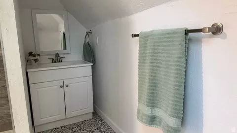 Bath - 432 E 400 N, Logan, UT 84321 photo 5 of 7