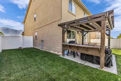 Exterior - 1719 N 25 E, Layton, UT 84041 photo 6 of 6