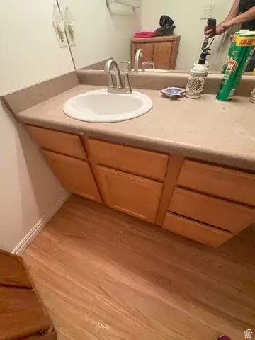 Bath - 2240 Evergreen View Ct S, Millcreek, UT 84109 photo 4 of 6
