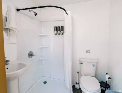 Bath - 7650 E Sr 24 Giles Rd, Caineville, UT 84775 photo 5 of 14