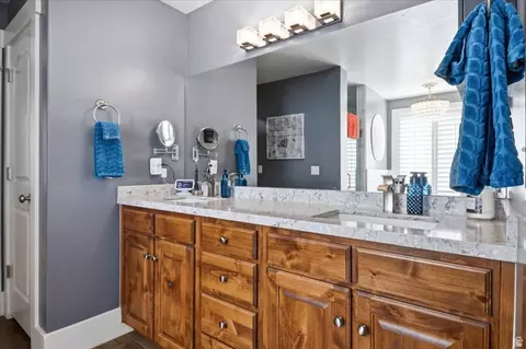 Bath - 554 W 2400 S, Syracuse, UT 84075 photo 3 of 12