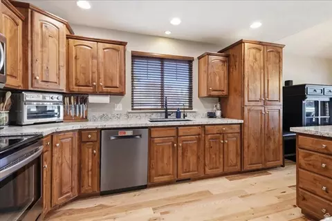 Kitchen - 554 W 2400 S, Syracuse, UT 84075 photo 2 of 4