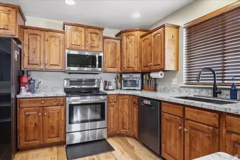 Kitchen - 554 W 2400 S, Syracuse, UT 84075 photo 3 of 4