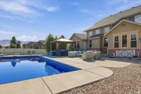 Exterior - 554 W 2400 S, Syracuse, UT 84075 photo 5 of 16
