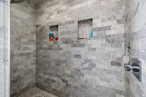 Bath - 554 W 2400 S, Syracuse, UT 84075 photo 2 of 12