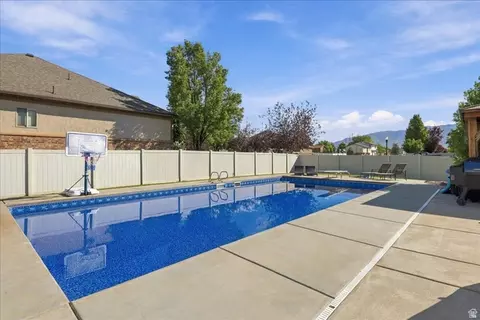 Exterior - 554 W 2400 S, Syracuse, UT 84075 photo 4 of 16