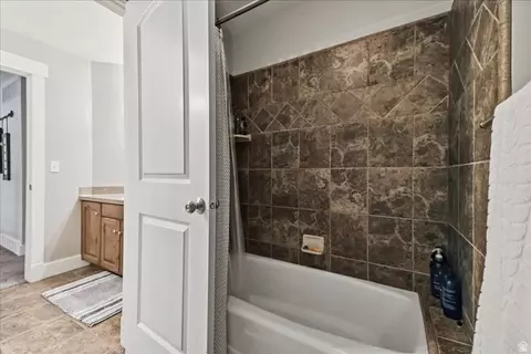 Bath - 554 W 2400 S, Syracuse, UT 84075 photo 8 of 12