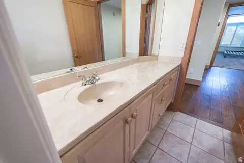 Bath - 2249 E Gambel Oak Dr S, Sandy, UT 84092 photo 2 of 5