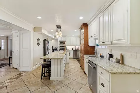 Kitchen - 808 E Savannah Dr, Sandy, UT 84094 photo 5 of 8