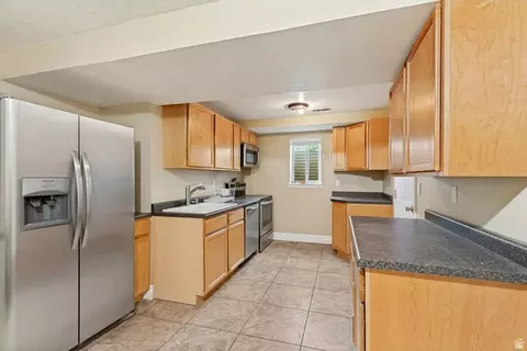 Kitchen - 808 E Savannah Dr, Sandy, UT 84094 photo 6 of 8