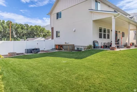 Exterior - 410 E Pages Ln, Centerville, UT 84014 photo 5 of 6