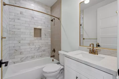 Bath - 258 E Maple Ridge Dr, Mapleton, UT 84664 photo 9 of 10