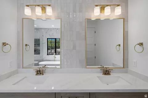 Bath - 258 E Maple Ridge Dr, Mapleton, UT 84664 photo 4 of 10