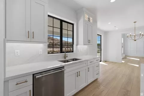 Kitchen - 258 E Maple Ridge Dr, Mapleton, UT 84664 photo 7 of 16