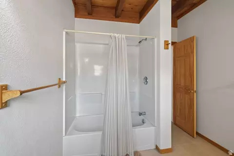 Bath - 1707 Kayenta Dr, Moab, UT 84532 photo 2 of 4