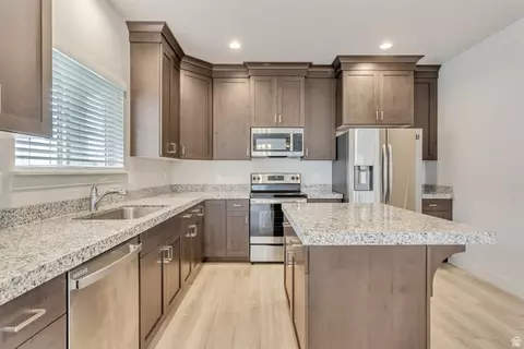 Kitchen - 4604 E Flower Pt, Eagle Mountain, UT 84005 photo 2 of 7