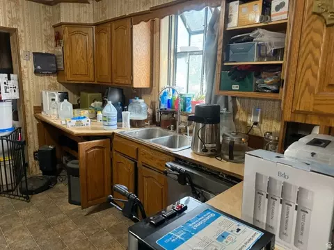 Kitchen - 276 E Main St, Duchesne, UT 84021 photo 2 of 3