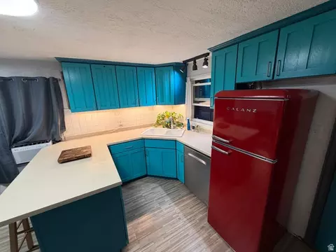 Kitchen - 12431 S 700 E, Draper, UT 84020 photo 3 of 8