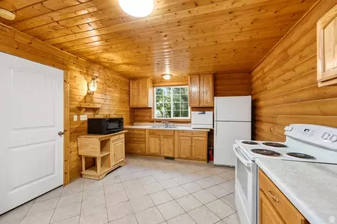 Kitchen - 2640 E Weber Canyon Rd, Oakley, UT 84055 photo 2 of 4