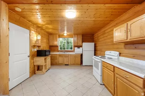 Kitchen - 2640 E Weber Canyon Rd, Oakley, UT 84055 photo 4 of 4
