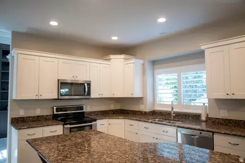 Kitchen - 2767 S Irene Dr E, Bountiful, UT 84010 photo 2 of 3