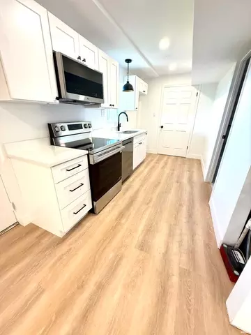 Kitchen - 10158 S High Point Ln E, Sandy, UT 84092 photo 4 of 5