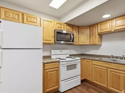 Kitchen - 1664 Willowbrook Dr #BLDG 12, Provo, UT 84604 photo 4 of 5