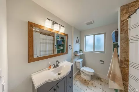 Bath - 1987 S Claremont Dr E, Bountiful, UT 84010 photo 2 of 3