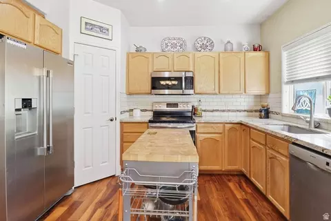 Kitchen - 732 E Sand Dollar Dr S, Sandy, UT 84094 photo 2 of 2