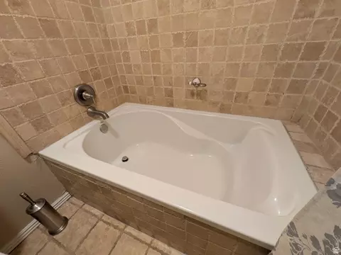 Bath - 1190 Regent Ct, Orem, UT 84057 photo 2 of 4