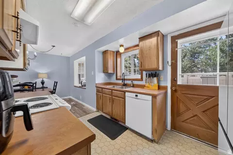 Kitchen - 582 E 6870 S, Midvale, UT 84047 photo 2 of 2