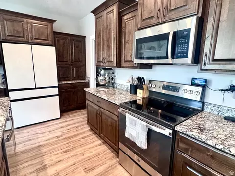 Kitchen - 1496 W 2000 S, Syracuse, UT 84075 photo 5 of 6