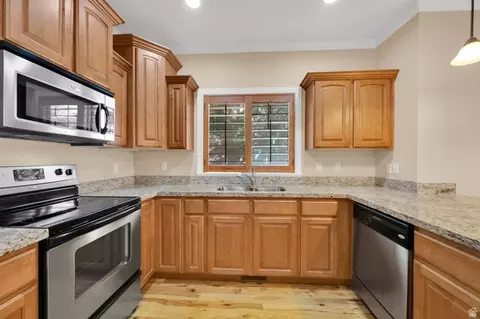 Kitchen - 1440 E Tuscan Oak Way, Sandy, UT 84092 photo 3 of 4