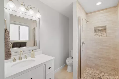 Bath - 618 E 315 S, Layton, UT 84041 photo 2 of 4