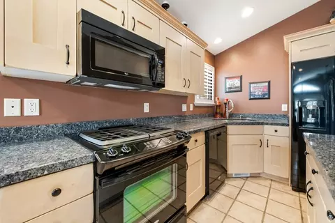 Kitchen - 446 E Green Haven Dr S, Midvale, UT 84047 photo 4 of 5